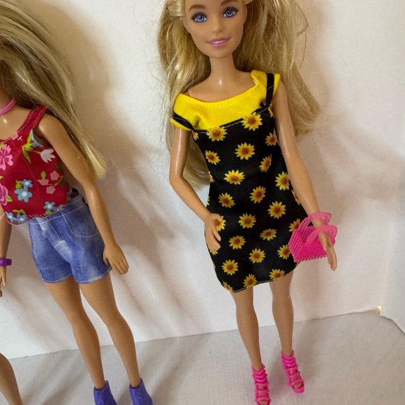 Five Blonde Barbies with all NEW outfits and accessories and storage bags! - Picture 7 of 16
